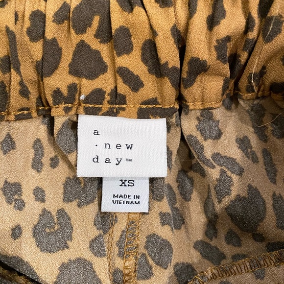 Leopard print all season dress shorts w/ tie belt - Picture 3 of 4